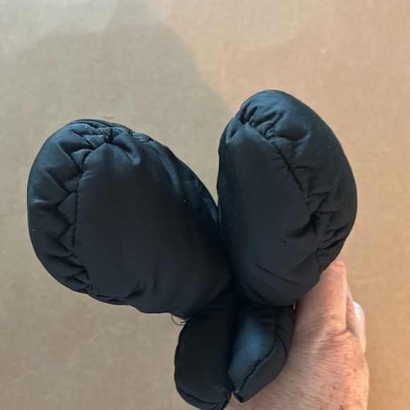 EUC Reversible black pull through scarf and matching mittens Super soft and warm - Picture 4 of 10